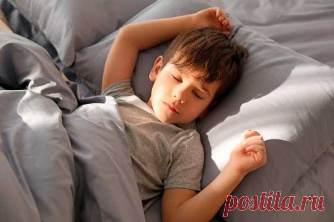 Сколько сна нужно ребёнку, и почему он столько не спит?
Медики предлагают ориентироваться на следующие цифры:
Младенцы до года: 12−16 часов в сутки
Малыши от одного до двух лет: 11−14 часов в сутки
Дети в возрасте от трех до пяти лет: 10−13 часов в сутки
Младшие школьники от шести до двенадцати лет: 9−12 часов
Подростки от тринадцати до восемнадцати: 8−10 часов