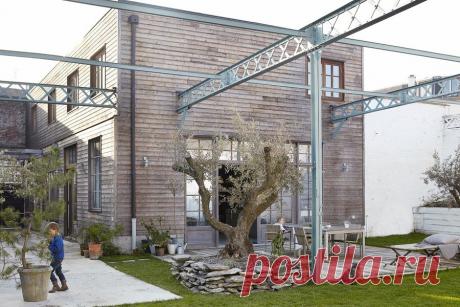 Как французы промышленный ангар под жилье перекроили. Уютный лофт с высоченными потолками