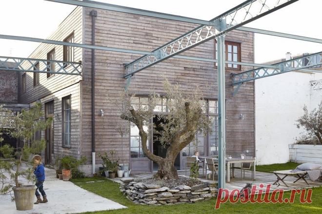 Как французы промышленный ангар под жилье перекроили. Уютный лофт с высоченными потолками