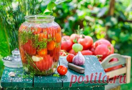 Помидоры маринованные на зиму - очень вкусные и сладкие.
Консервация томатов — это одна из самых популярных заготовок. Мы с вами уже консервировали и зеленые помидоры, и делали заготовку в собственном соку, и даже в желатине. Сегодня хочу поделиться с вами рецептами маринованных сладких помидорок. В таких заготовках вкусными получаются не только сами овощи, но и маринад. Обычно, после того как открывается банка, первым выпивается сам рассол, а потом уже съедается все остальное.