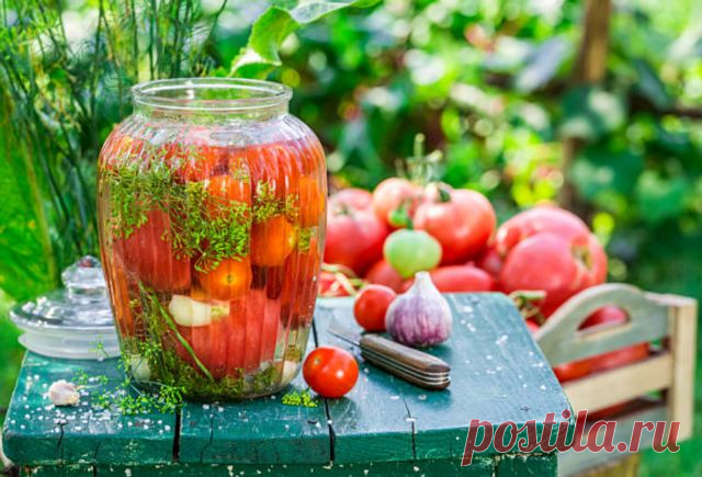 Помидоры маринованные на зиму - очень вкусные и сладкие.
Консервация томатов — это одна из самых популярных заготовок. Мы с вами уже консервировали и зеленые помидоры, и делали заготовку в собственном соку, и даже в желатине. Сегодня хочу поделиться с вами рецептами маринованных сладких помидорок. В таких заготовках вкусными получаются не только сами овощи, но и маринад. Обычно, после того как открывается банка, первым выпивается сам рассол, а потом уже съедается все остальное.