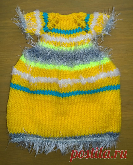 Платье для зайки-девочки. Чтобы связать платье для зайки, набираем на спицы 21 петлю.
1 ряд: изнаночные петли
2 ряд: 1 КР, 2 +, 1 НАК, 1 +, 1 НАК, 3 +, 1 НАК, 1 +, 1 НАК, 5 +, 1 НАК, 1 +, 1 НАК, 3 +, 1 НАК, 1 +, 1 НАК, 2 +, 1 КР. – 29 п.
3 ряд: изнаночные петли – 29 п.