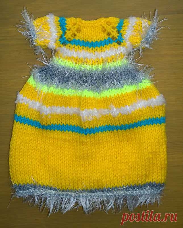 Платье для зайки-девочки. Чтобы связать платье для зайки, набираем на спицы 21 петлю.

1 ряд: изнаночные петли

2 ряд: 1 КР, 2 +, 1 НАК, 1 +, 1 НАК, 3 +, 1 НАК, 1 +, 1 НАК, 5 +, 1 НАК, 1 +, 1 НАК, 3 +, 1 НАК, 1 +, 1 НАК, 2 +, 1 КР. – 29 п.

3 ряд: изнаночные петли – 29 п.