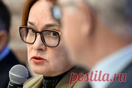 Набиуллина объяснила причины ослабления рубля. Глава Центрального банка России Эльвира Набиуллина объяснила текущее ослабление российской валюты снижением экспорта и падением цен на нефть. Несмотря на рост нефтяных котировок, наблюдаемый в последнее время, сейчас экспортеры продают валютную выручку, полученную в то время, когда цена нефти была достаточно низкой.