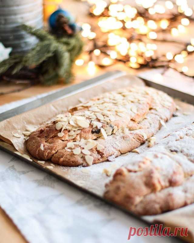 ​Творожный штоллен с белым шоколадом, нугой, вишней и миндалем