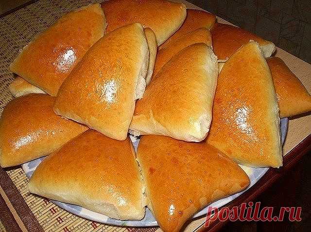 НЕЖНЕЙШИЕ ПИРОЖКИ БЕЗ МАСЛА И ЯИЦ…НА МАЙОНЕЗЕ!

Тесто потрясающее, выпечка из этого теста получается мягкая, пышная, вкусная и не черствеет в течении нескольких дней!

Ингредиенты;
Майонез - 150 грамм;
Соль - 1/2 ч.л;
Сахар - 3 ч.л;
Сухие дрожжи - 8 грамм (можно заменить на свежие 25 грамм);
Мука - 4 стакана;
Молоко - 1/2 стакана;
Вода - 1/2 стакана.

Приготовление:

Для начала приготовим опару. Смешаем в миске теплое молоко и теплую воду, добавить дрожжи, сахар и 4 столов...
