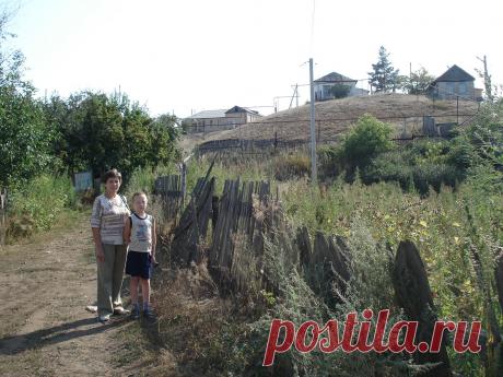 Мой дом на горе слева, где я жила пос. Бурибай - Башкирия.