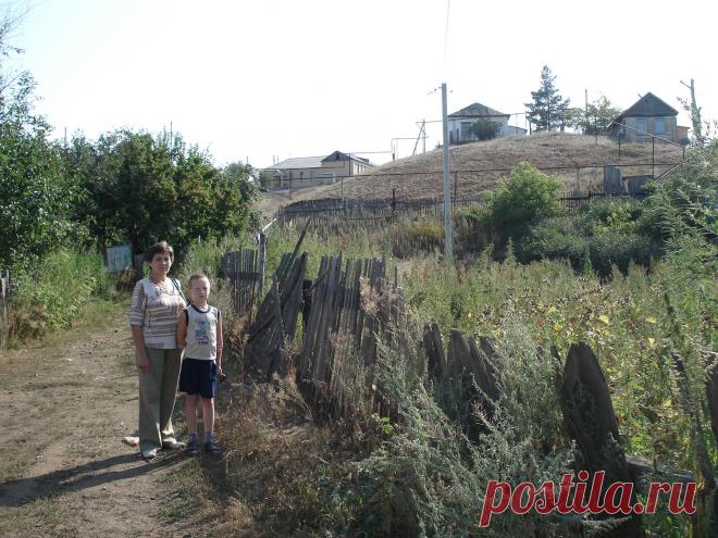 Мой дом на горе слева, где я жила пос. Бурибай - Башкирия.