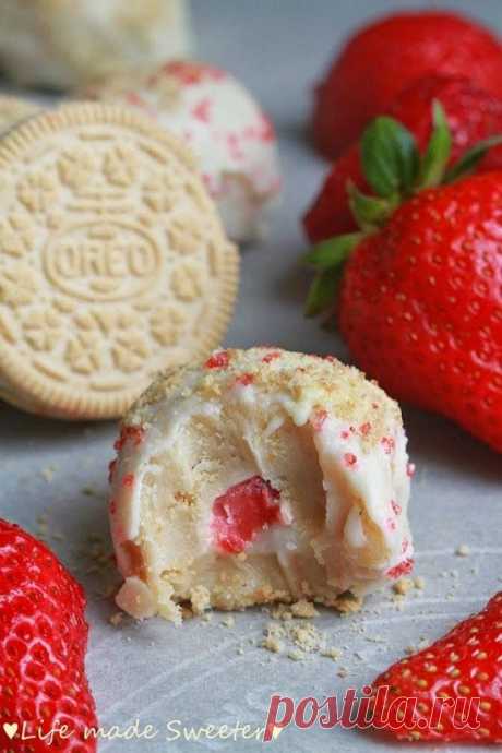 Strawberry Shortcake Stuffed Golden Oreo Truffles - Life Made Sweeter