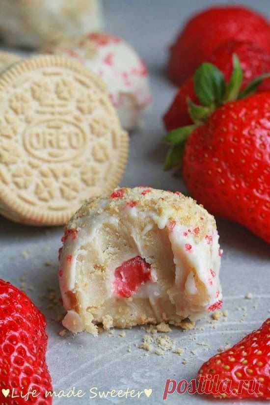 Strawberry Shortcake Stuffed Golden Oreo Truffles - Life Made Sweeter