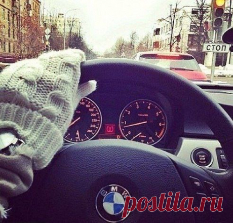 Мужик обнимает свою машину, целует капот, дверцы. Плачет, ну не может, короче, ревет. Другой мужик у него спрашивает: 
— Продаешь что ли? 
— Да, нет — жена права получила!!!