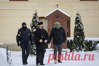 СБУ обнаружила «прокремлевскую литературу» в ходе обысков в храмах УПЦ. В ходе обысков в храмах Украинской православной церкви (УПЦ) в Херсонской, Кировоградской, Днепропетровской и Ровенской областях были обнаружены «библиотеки с прокремлевской литературой» и агитационные листовки запрещенных на Украине политических партий, сообщила Служба безопасности Украины.