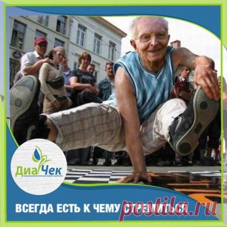 На изображении может находиться: один или несколько человек и люди сидят