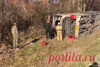 В Приморье установили личности погибших в ДТП с китайским автобусом. Личности погибших в аварии на китайском автобусе в Приморье установлены, сообщил представитель регионального управления МВД России. 16 октября автобус с 51 пассажиром, ехавший из Китая в Уссурийск, потерял управление и съехал в кювет. Два человека погибли, ими оказались россиянки 1942-го и 1966-го годов рождения.