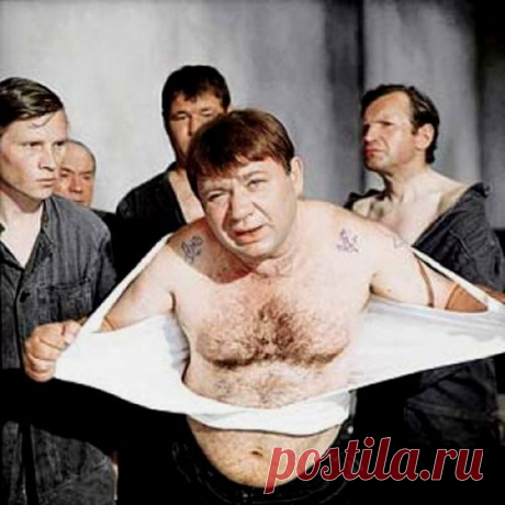 Почему мы рвем на груди рубаху и показываем кукиш? История русских жестов