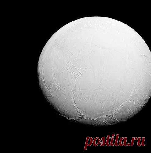 «Кассини» готовится пройти сквозь водяную струю, бьющую с поверхности Энцелада - МирТесен