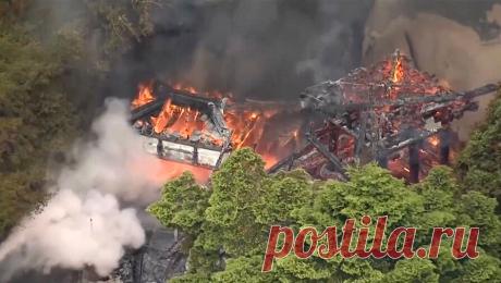 Храм, в котором 1200 лет хранился "вечный огонь" Японии, был уничтожен огнем. Храм, в котором 1200 лет хранился "вечный огонь" Японии, был уничтожен огнем, пишет Daily Mail. Разрушительный пожар уничтожил исторический зал Рейкадо в храме Дайшоин на острове Миядзима. Огонь полностью охватил деревянное ...