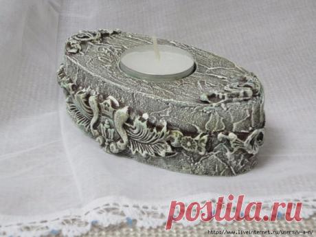 Пеноплекс — достаточно податливый и недорогой материал для создания поделок. Он продается в обычном строительном магазине. 
Из пеноплекса легко выходят фактуры: деревянная вывеска, каменная стена, кора дерева и т.д.Образцы работ из пеноплекса, взятые из интернета.