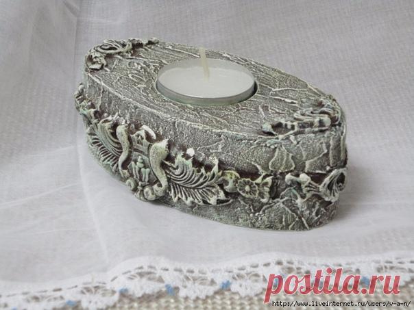 Пеноплекс — достаточно податливый и недорогой материал для создания поделок. Он продается в обычном строительном магазине. 
Из пеноплекса легко выходят фактуры: деревянная вывеска, каменная стена, кора дерева и т.д.Образцы работ из пеноплекса, взятые из интернета.