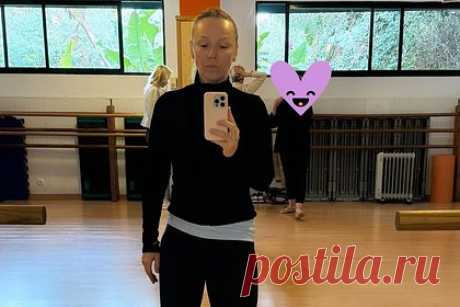 44-летняя экс-солистка «ВИА Гры» показала внешность без макияжа. Экс-солистка «ВИА Гры», жена певца и продюсера Валерия Меладзе Альбина Джанабаева показала внешность без макияжа. 44-летняя знаменитость поделилась в соцсетях снимком, на котором запечатлела себя в зеркало. На ней черная водолазка, надетая поверх белой майки, облегающие леггинсы и чешки.