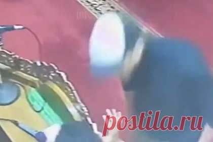 Турист плюнул в лицо индонезийскому имаму и попал на видео. В Индонезии разозлившийся из-за шума мечети турист плюнул в лицо имаму и попал на видео. Уточняется, что 47-летний Брентон Крейг Аббас Абдулл Макартур пришел в мечеть, чтобы поговорить со священнослужителем М. Басри Анваром о шуме. Мужчину побеспокоило, что в три часа ночи имам читал Коран через громкоговоритель.