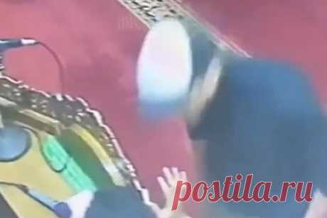 Турист плюнул в лицо индонезийскому имаму и попал на видео. В Индонезии разозлившийся из-за шума мечети турист плюнул в лицо имаму и попал на видео. Уточняется, что 47-летний Брентон Крейг Аббас Абдулл Макартур пришел в мечеть, чтобы поговорить со священнослужителем М. Басри Анваром о шуме. Мужчину побеспокоило, что в три часа ночи имам читал Коран через громкоговоритель.