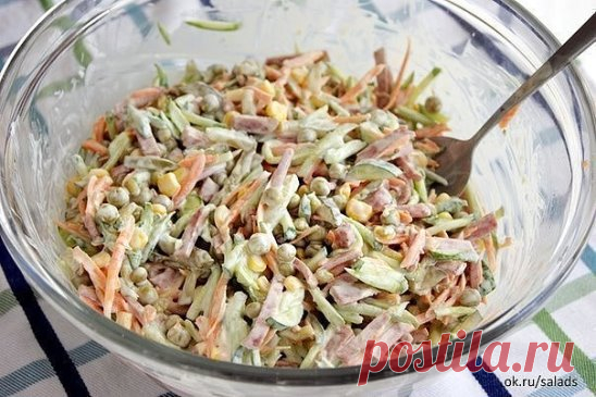 Салат, который не надо варить! Все порезал и готово!
Ингредиенты (всего по вкусу):
- сырая морковь
- колбаса
- маринованные огурцы
- консервированный зеленый горошек
- консервированная кукуруза
- свежие огурцы
Приготовление:
1. Морковь и свежий огурец натереть на крупной терке, колбасу и маринованный огурец порезать соломкой. 
2. Все смешать, заправить майонезом
Вкусный хрустящий салатик готов. Приятного аппетита!
Также советуем на нашем сайте посмотреть рецепт французского салата. Ну очень