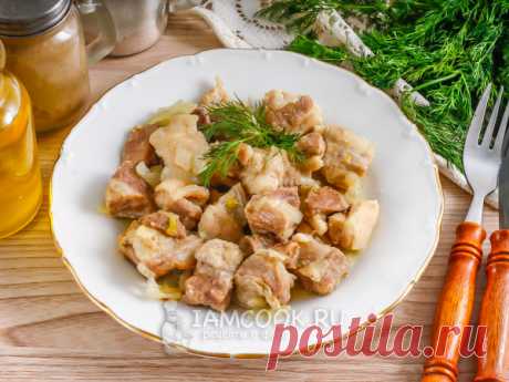 Мясо в горшочке в микроволновке — рецепт с фото Мясо готовится в микроволновке примерно за 20 минут. Желательно приобретать для блюда жирную свинину: подчеревок, шею или грудинку.