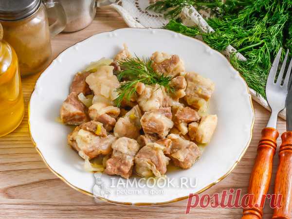 Мясо в горшочке в микроволновке — рецепт с фото Мясо готовится в микроволновке примерно за 20 минут. Желательно приобретать для блюда жирную свинину: подчеревок, шею или грудинку.
