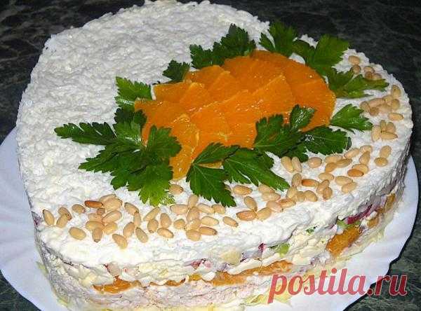 Слоеный салат с курицей, апельсинами и плавленым сыром.