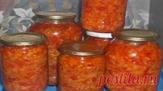 Салат «Кузя» на зиму
Подготовьте такие продукты:
Помидоры — 3 кг.;
Лук репчатый — 1 кг.;
Перец болгарский — 0,5 кг.;
Морковь — 1 кг.;
Соль — 3 полные столовые ложки;
Сахар — 1 стакан;
Растительное масло — 0,5 л.
Салат «Кузя» на зиму. Пошаговый рецепт
Нарезаем помидоры  дольками, лук репчатый — полукольцами, а перец болгарский — соломкой.
Морковь натираем на крупной терке.
Все ингредиенты складываем в кастрюлю, добавляем три полные ложки соли, сахар и растительное масло.
Все перемешайте и постав