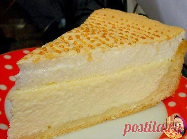 Творожный торт ″Слёзы ангела″

Ингредиенты:

Нам нужно для основы :
1 ст муки
1 ч.л разрыхлителя
80 г масла
2 ст.л сахара
1 небольшое яйцо

Для начинки:
500 г творога
0,5 ст сахара
3 желтка
1 ст.л манки
100 г сметаны или густых сливок
ваниль

Для суфле:
3 белка
3 ст.л сахарной пудры

Приготовление:

1. Основа: муку смешать с разрыхлителем и порубить с охлажденным маслом.
2. Яйца взбить с сахаром. Смешать всё и вымесить тесто. Готовое тесто завернуть в пищевую пленку и поло...