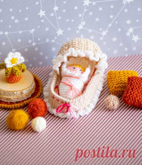 PDF Малышка в кроватке крючком. FREE crochet pattern; Аmigurumi doll patterns. Амигуруми схемы и описания на русском. Вязаные игрушки и поделки своими руками #amimore - маленький пупс в люльке, кукла, куколка.