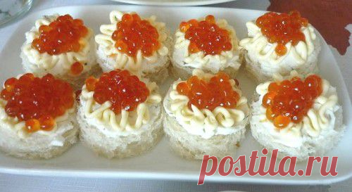 Закусочные мини-бутерброды с красной икрой и сыром / Простые рецепты
