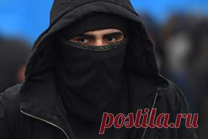 Трое мужчин с автоматами ограбили российское золотодобывающее предприятие. Под Красноярском трое вооруженных мужчин в балаклавах ограбили золотодобывающее предприятие в поселке Южно-Енисейск. Неизвестные с автоматами вынесли из вагончика, в котором хранились ценные вещи и драгметалл, 210 тысяч рублей и золото. Один сотрудник был ранен — ему разбили голову прикладом.