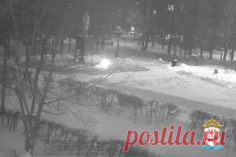 Российский школьник потушил снежком Вечный огонь. В Рузаевском районе Мордовии десятилетний школьник потушил снежком Вечный огонь. Об этом сообщает МВД по российскому региону. В ведомстве отметили, что полицейские установили участника инцидента, которым оказался десятилетний школьник. Мальчик объяснил, что бросил снежок в огонь, чтобы проверить.