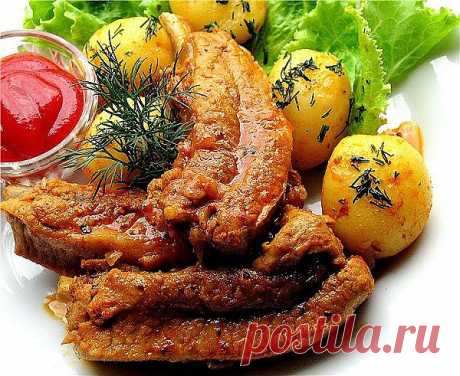 Тушеные свиные ребра в медово-томатном соусе..