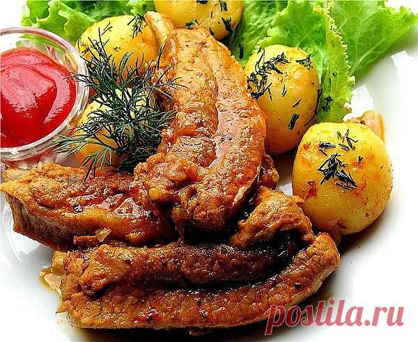 Тушеные свиные ребра в медово-томатном соусе..