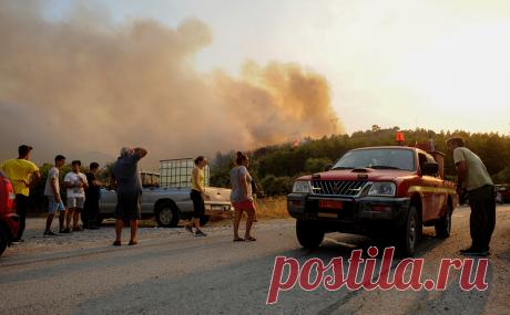 На Родосе из-за пожаров отключили электричество. На островах Родос и Халки в Греции из-за сильного лесного пожара возникли перебои с подачей электроэнергии, сообщает организация HEDNO, ответственная за энергоснабжение.