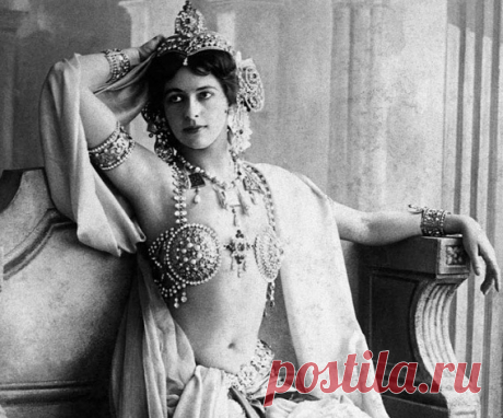Её имя стало синонимом самого изощренного женского коварства, а история её жизни представляет собой настоящую находку для любителей шпионских интриг. Еще бы, она – Мата Хари, шпионка, бессердечная, отчаянная интриганка, выведывающая военные тайны у высокопоставленных мужчин и продающая их по сходной цене. Рассказываем, какой была самая роковая женщина XX века: