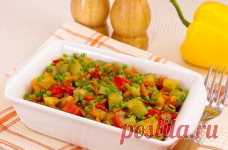 Кабачки с болгарским перцем Отличный рецепт кабачков с болгарским перцем для тех, кто переживает за лишние килограммы. Много полезных овощей и непревзойденный вкус этих кабачков порадует даже истинных гурманов.
