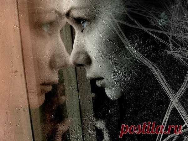 Я просила любви у Бога.
На всю жизнь, до волос седых.
Пусть чуть-чуть, пусть совсем немного,
Только чтобы была на двоих.
Хочешь? На! Но зачем чуть-чуть?
Я тебе ее много дам!
Выбирай, с кем в ней хочешь тонуть,
И дели ее пополам.
Я пыталась ее делить...
Я пыталась ее отдать...
Я хотела ее дарить,
И ее же взамен получать.
Но секрет я один не знала,
От любви выбиваясь из сил.
Я тому ее отдавала,
Кто у Бога о ней не просил...
Анна Листопад