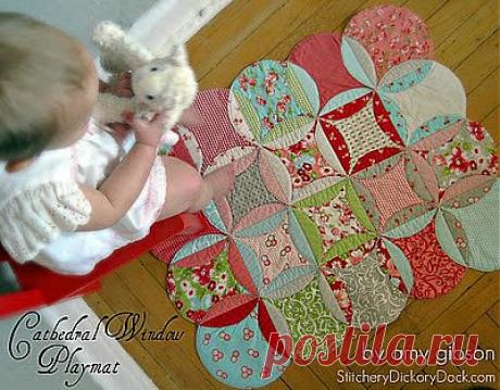 Сшить коврик из лоскутов.