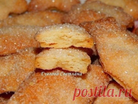 Хрустящее и вкусное печенье на пиве
Ингредиенты:
Мука — 2 кружки (объемом 200 мл)
Маргарин — 1 пачка (200 г)
Пиво — 0,5 ст.
Приготовление:
1. Порубить маргарин с мукой ножом, в крошку, затем немного растереть руками и когда масса превратится в мелкую легкую крошку, влить пиво постепенно, может быть все и не потребуется, замесить тесто и убрать его в холодильник на 30 минут.
2. Достать тесто, раскатать его в пласт шириной 3-4 мм и вырезать печенюшки формочками или нарезать тесто ромбиками. Обма