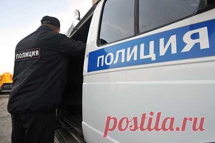 В Петербурге второй день подряд эвакуировали школы из-за сообщений о минировании. В Калининском районе Санкт-Петербурга второй день подряд проходит эвакуация школ из-за анонимных сообщений о минировании. Полиция заявила, что в учебных заведениях идут проверки в связи с письмом о минировании школ Калининского района, которое получили рано утром. Вчера в городе была аналогичная ситуация.