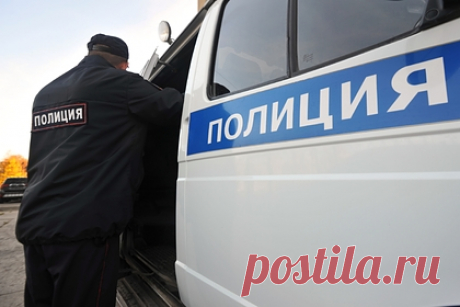 В Петербурге второй день подряд эвакуировали школы из-за сообщений о минировании. В Калининском районе Санкт-Петербурга второй день подряд проходит эвакуация школ из-за анонимных сообщений о минировании. Полиция заявила, что в учебных заведениях идут проверки в связи с письмом о минировании школ Калининского района, которое получили рано утром. Вчера в городе была аналогичная ситуация.