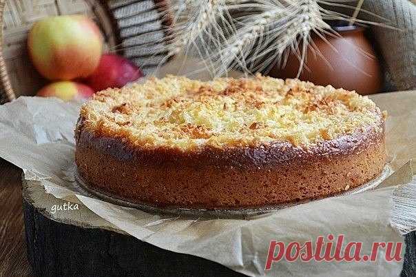 Нежный творожный пирог с яблоками и кокосовой карамелью .