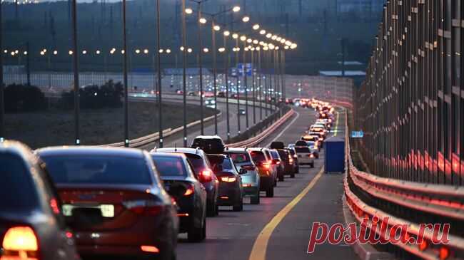 Более тысячи машин ждут проезда по Крымскому мосту