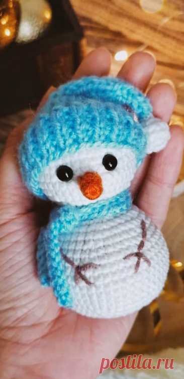 PDF Снеговичок крючком. FREE crochet pattern; Аmigurumi toy patterns. Амигуруми схемы и описания на русском. Вязаные игрушки и поделки своими руками #amimore - маленький снеговик к Новому году, снеговичок в шапочке и с шарфом.