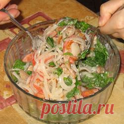 Салат с копченостями и маринованным луком - кулинарный рецепт. Копченый, маринованный, пряный